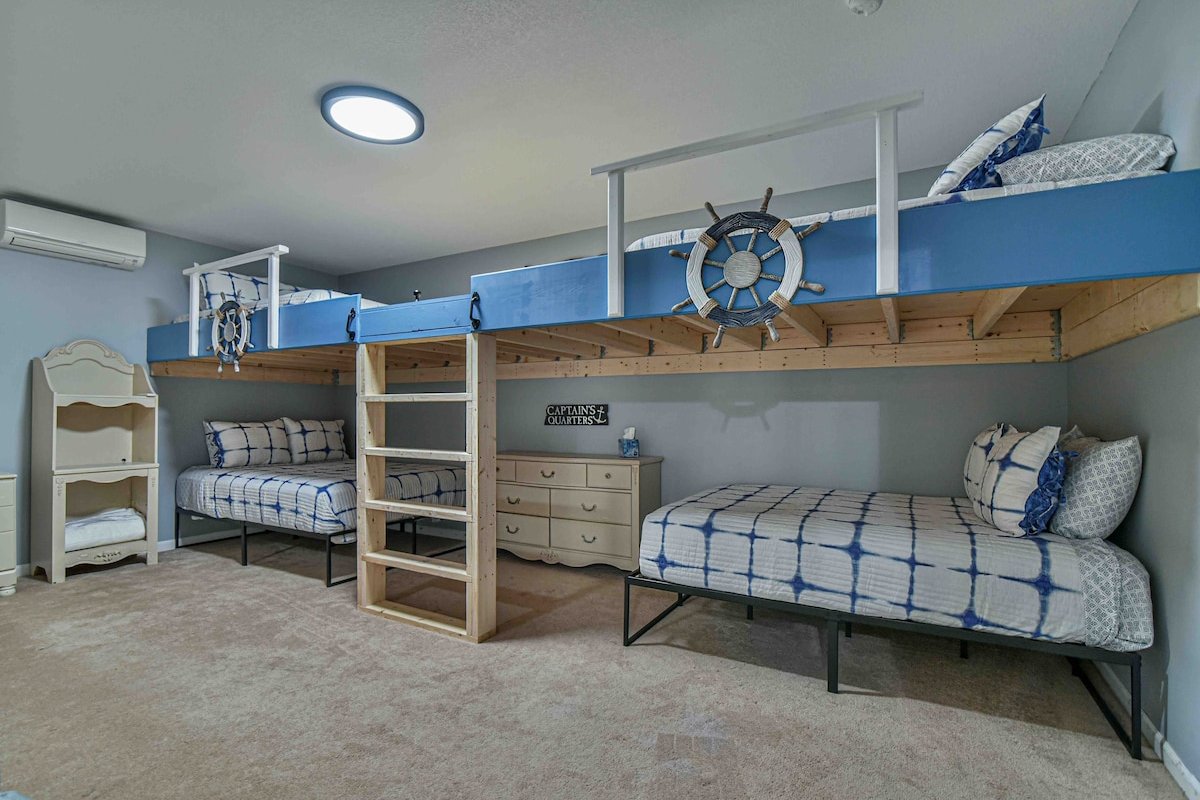 10 Min. to DTWN, HotTub & Sauna Bunks, 2 Acres gallery image 3