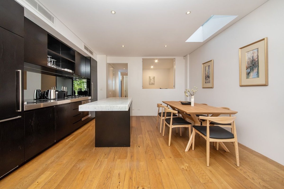 Mister Montague gallery image 5