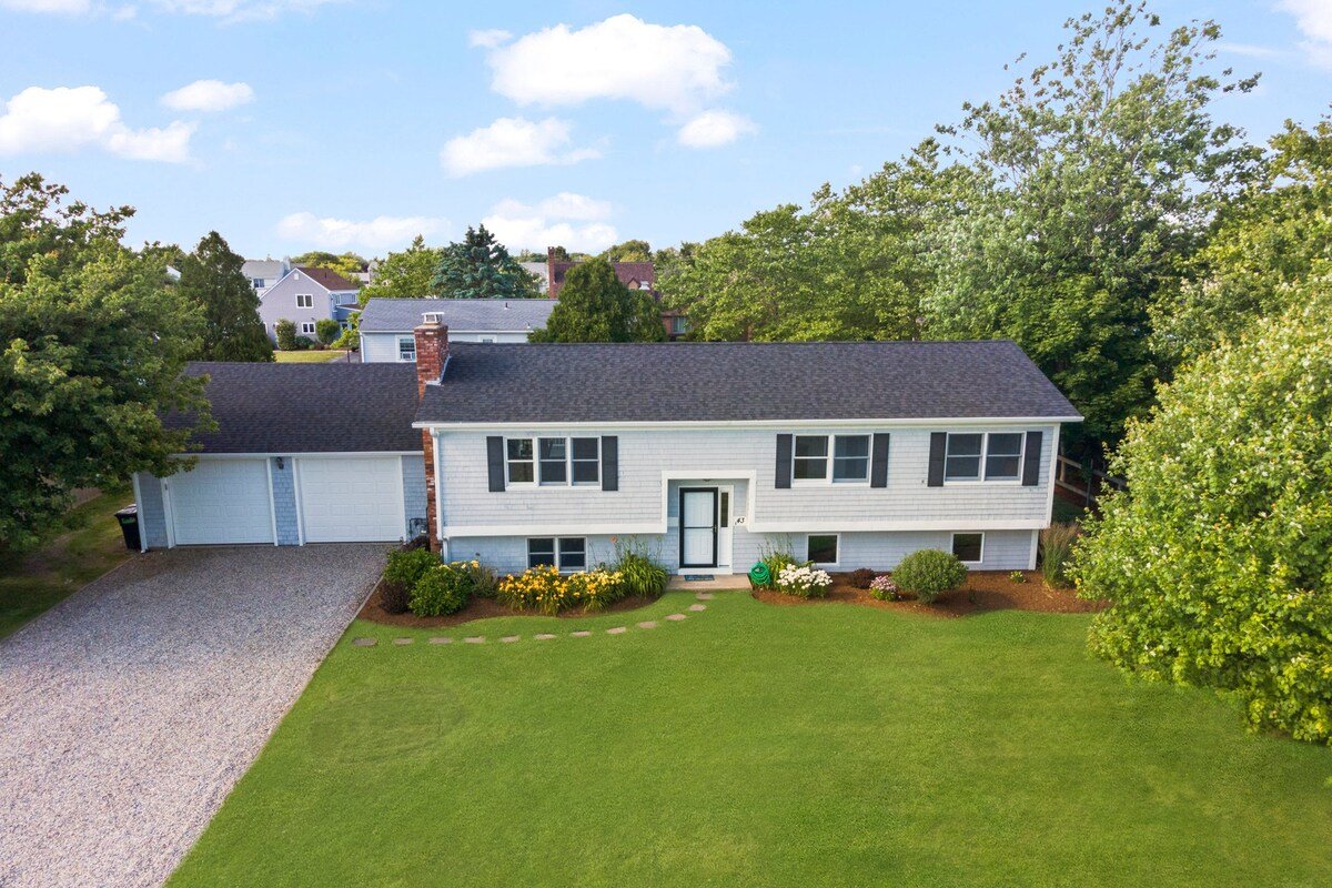 Walk to Beach! 6BR, A/C, Large Deck! gallery image 3