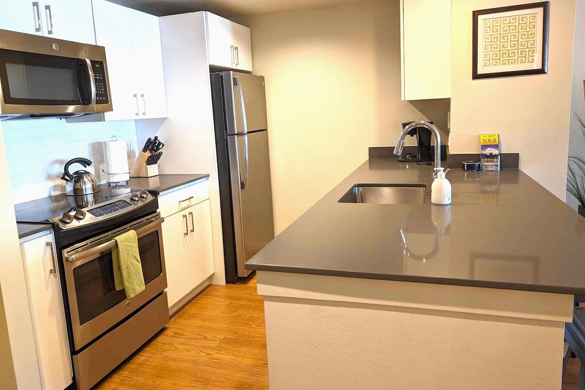 Huge at Harbor Steps ~ Pike Pl Market (6 ad max) gallery image 4