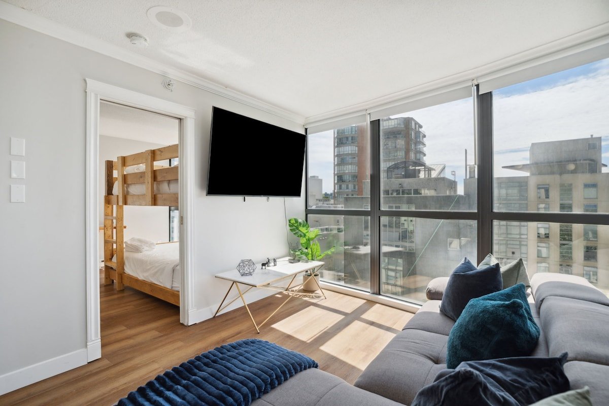 Beachfront Upscale Downtown Condo & Free Parking gallery image 4