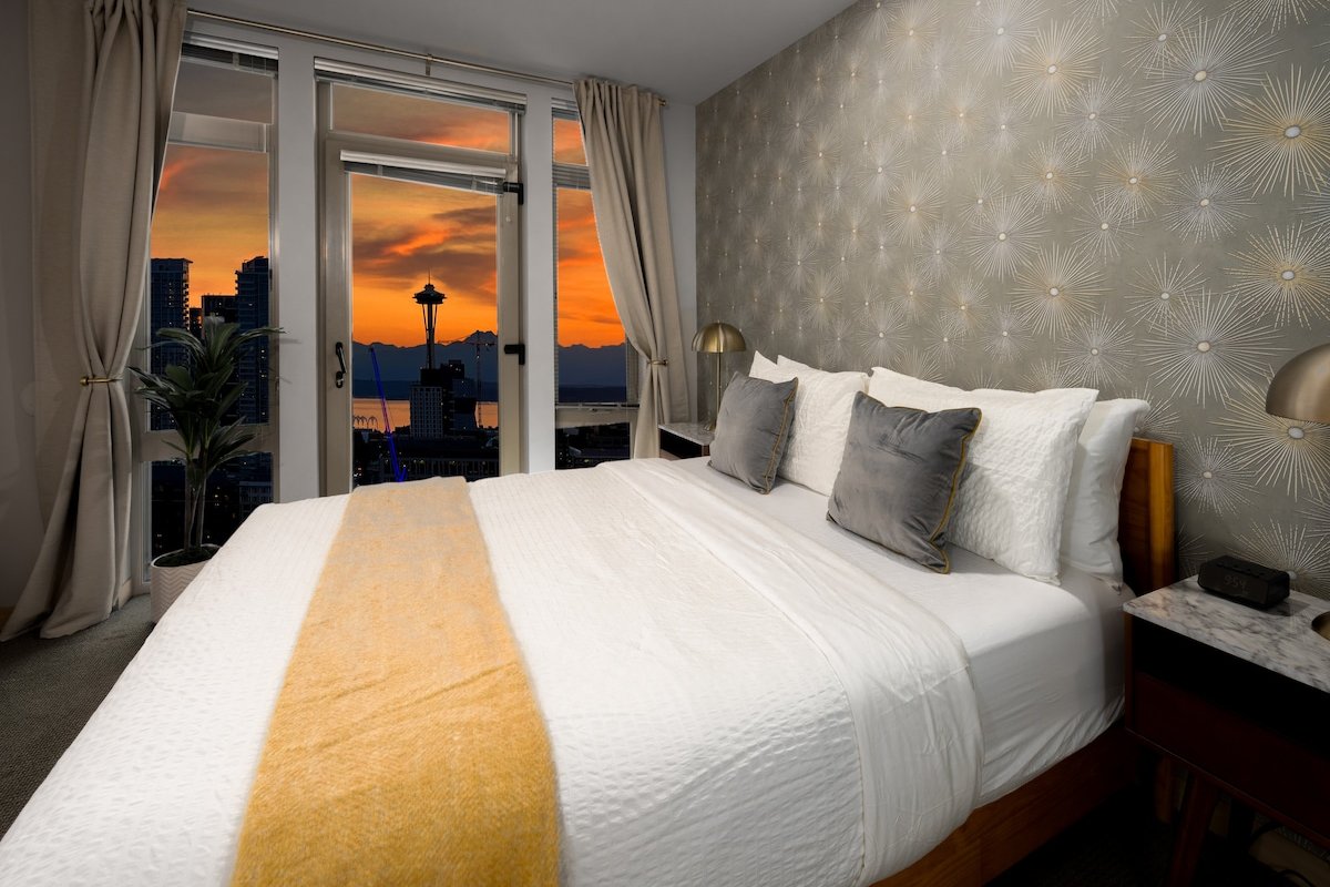 Luxe Space Needle View Suite | Rooftop | Parking gallery image 4