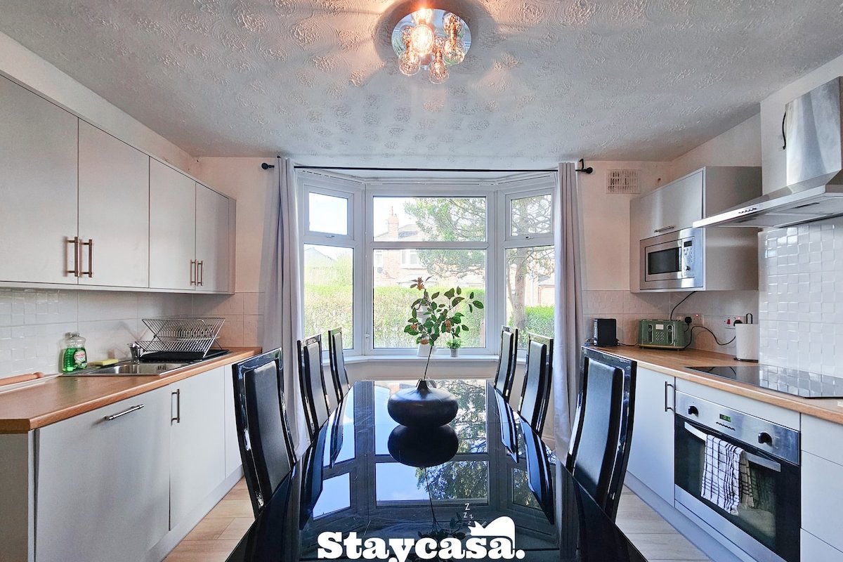 Inviting Serene Abode Large Driveway sleeps 12 gallery image 3