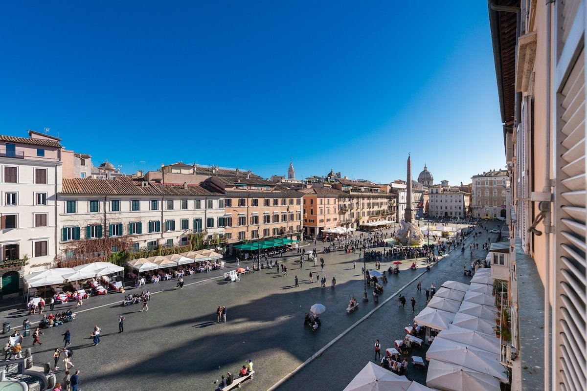 Apartment with Piazza Navona view gallery image 3