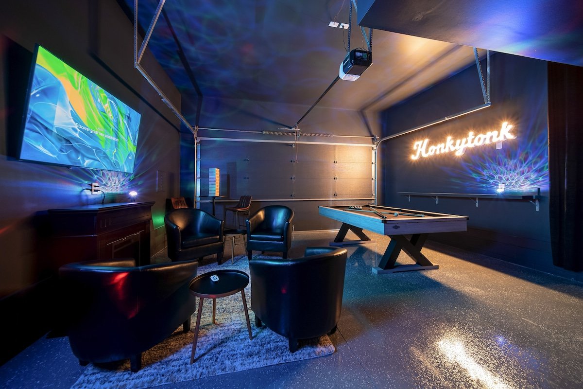 HiNapoleon! NewMural! Hot Tub! 16 Beds! Game room! gallery image 4