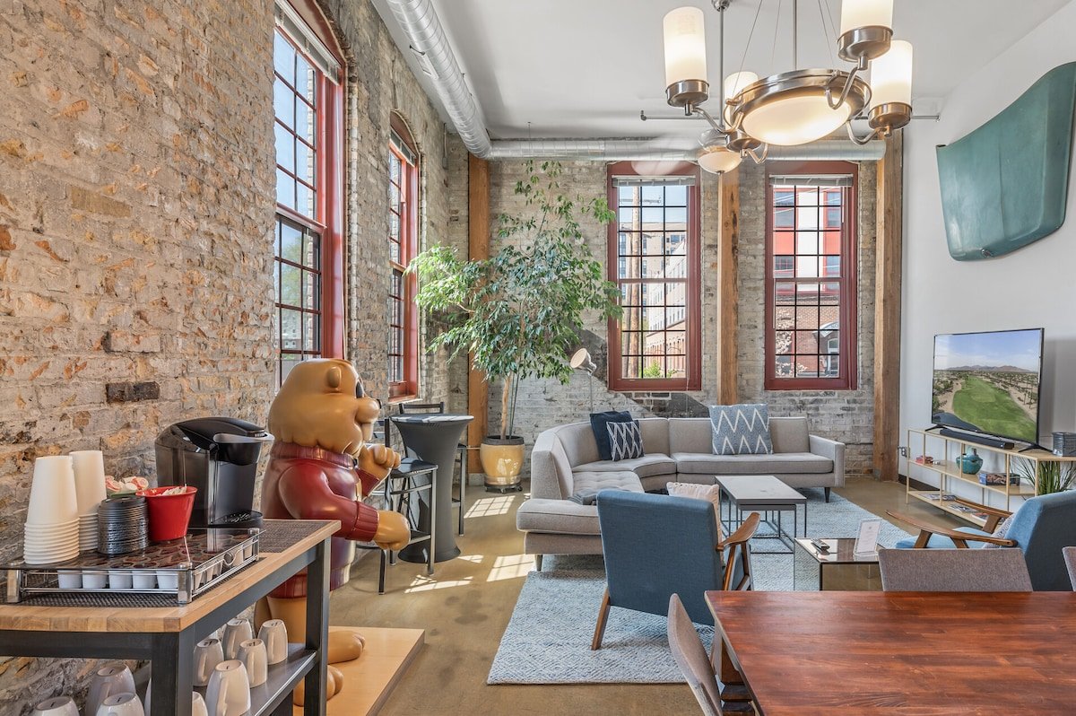 5BR Dinkytown Loft by UMN & Downtown Minneapolis gallery image 3