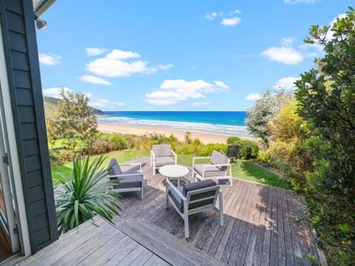 Absolute beachfront cottage + separate apartment