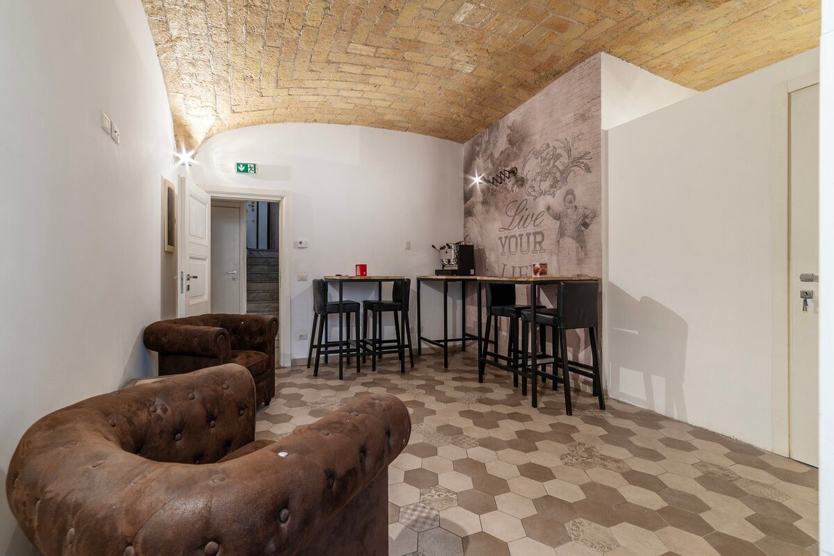 Whole Roman Building 6br/6baths! gallery image 5