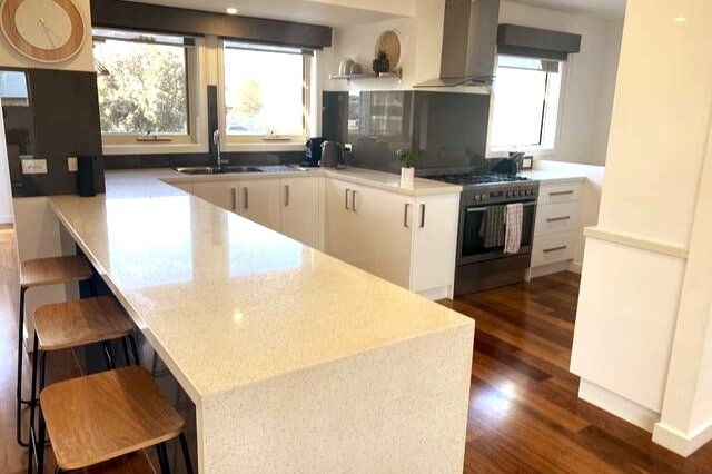 Torquay – 800m to Front Beach Modern 4 Br/8 Beds gallery image 3