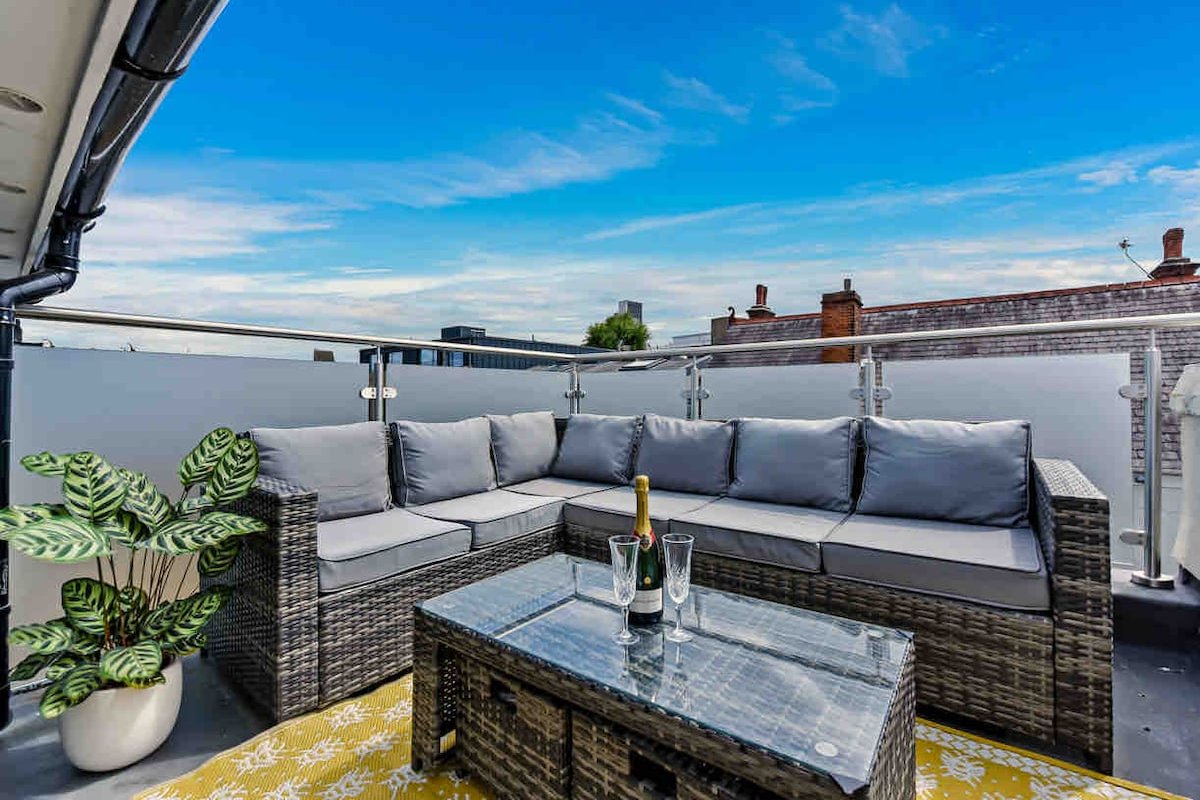 Spacious 4 Bedroom House on Central & Quiet Street gallery image 4