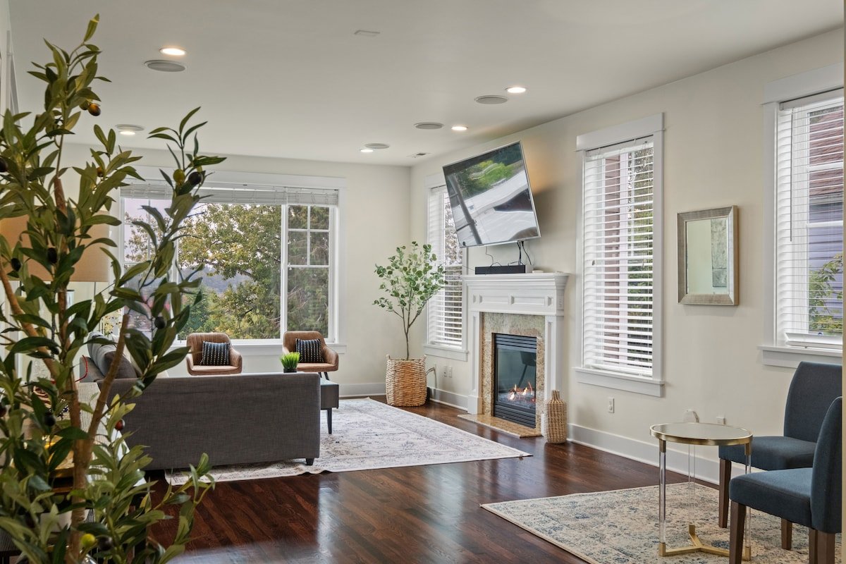 Spacious Seward Park Home for 8! gallery image 5