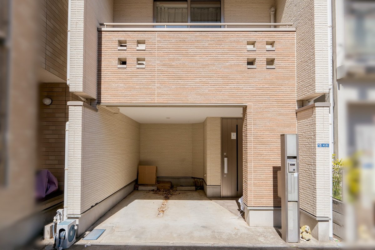 新宿＆歌舞伎町すぐ！広々117㎡貸切一軒家・東新宿2分｜最大8名・全室エアコン・キッチン設備完備 gallery image 3