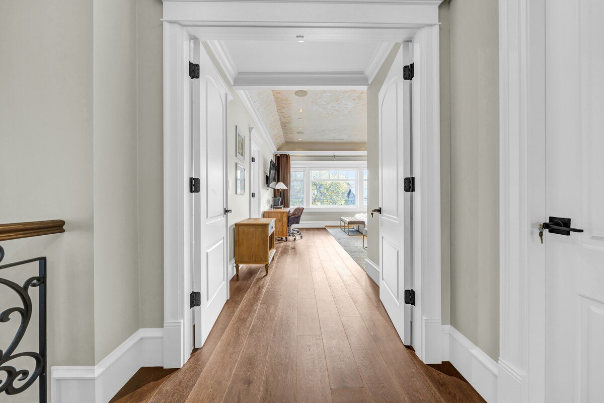 Original Versace House Vancouver 10min to Downtown gallery image 4