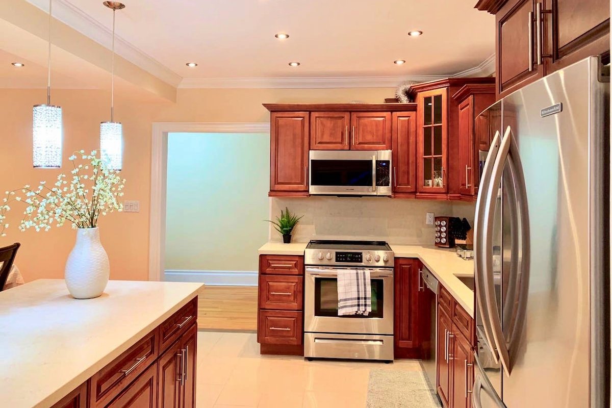 A cozy house- walking distant to High Park &subway gallery image 5