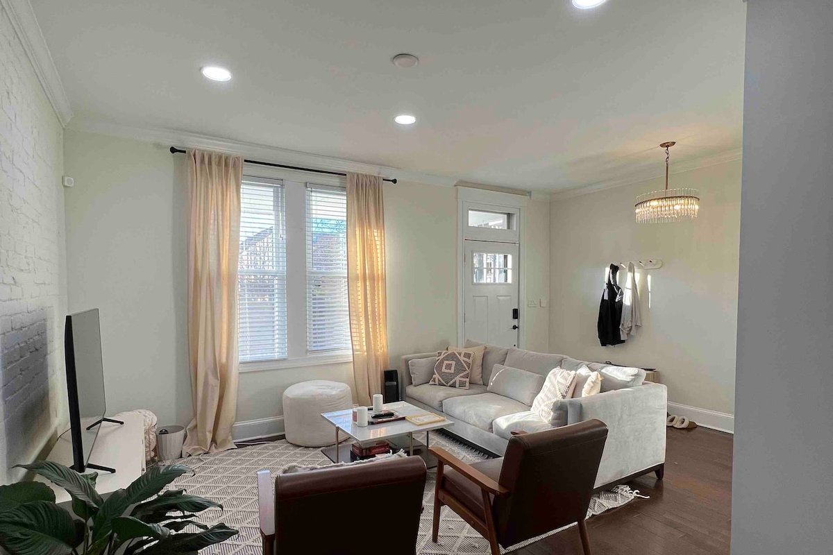 Modern, Luxury 3bd/2ba row home in Capitol Hill gallery image 5