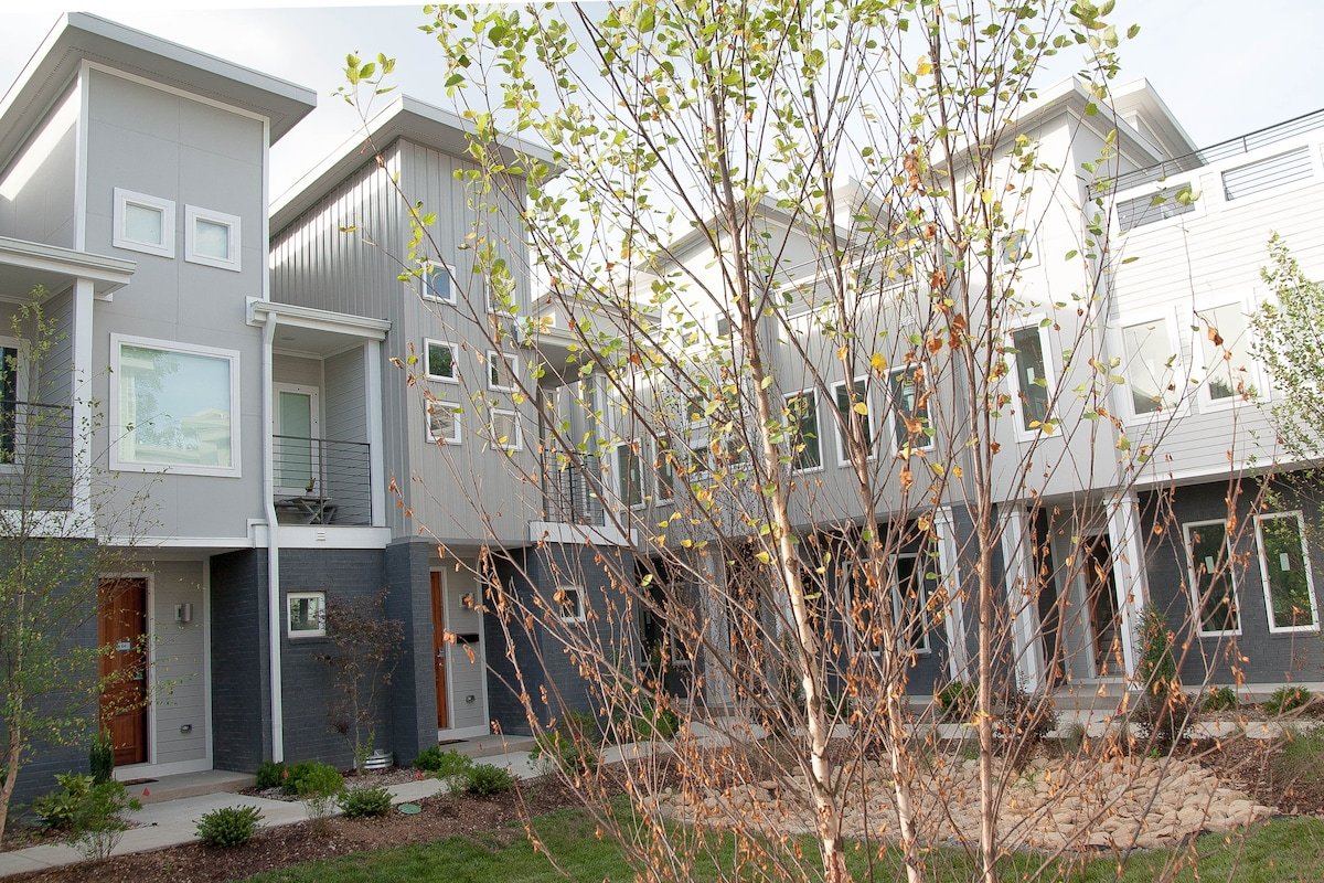 Modern 4 units 2 min to DT, 2 Rooftops, Garage gallery image 4