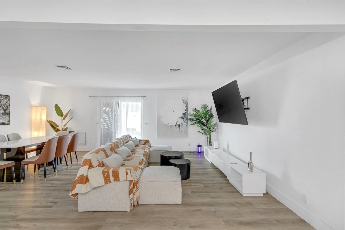 Getaway D Villa in Vegas w Pool n BBQ gallery image 2