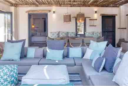 Luxury Villa in Paros with beach access + jacuzzi gallery image 5