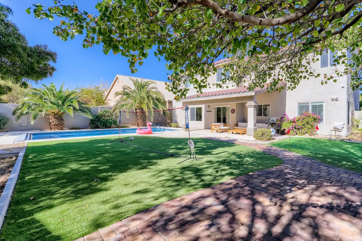 Spacious Luxury Family Retreat with Heated Pool gallery image 3