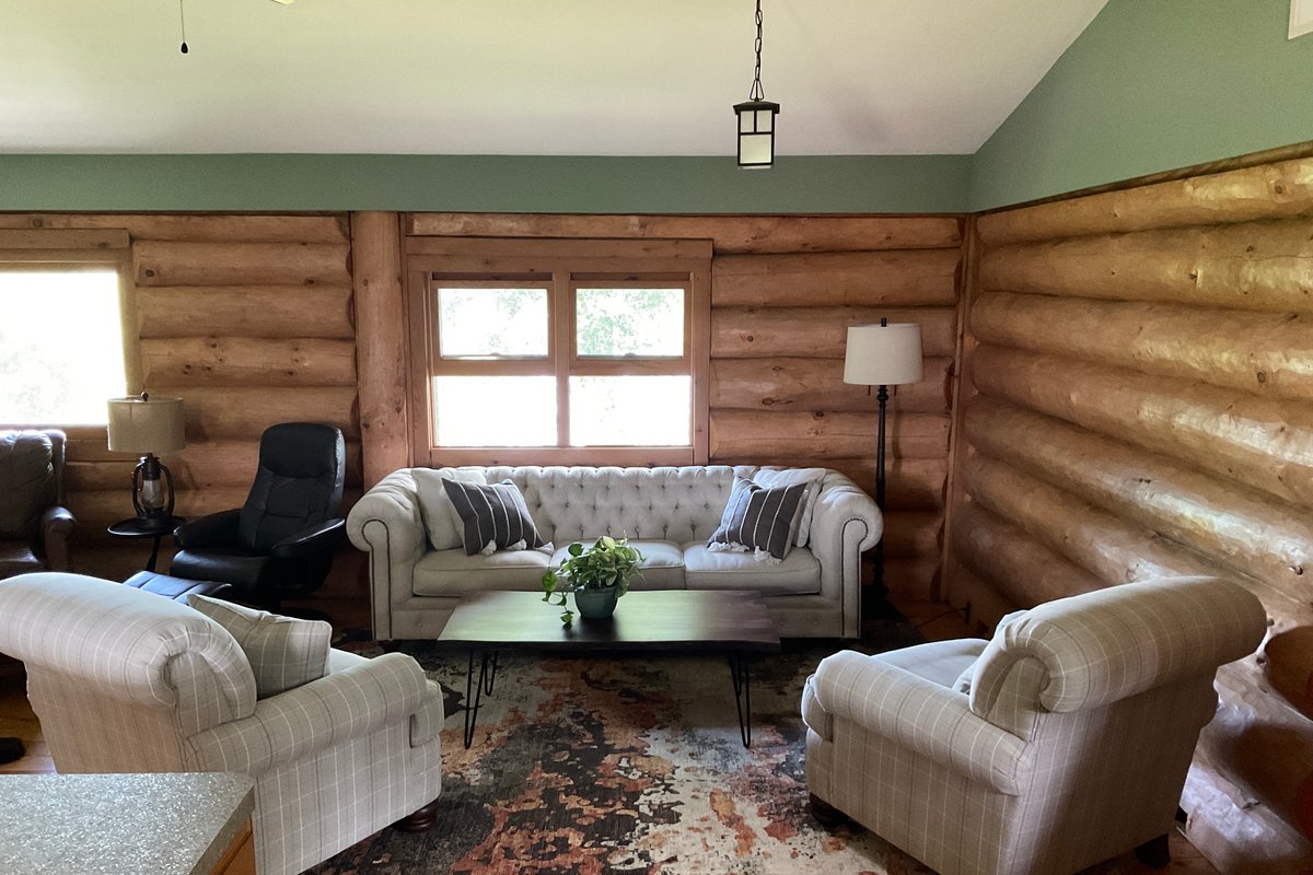 Cozy Lakeside Log Cabin With 2 Fireplaces