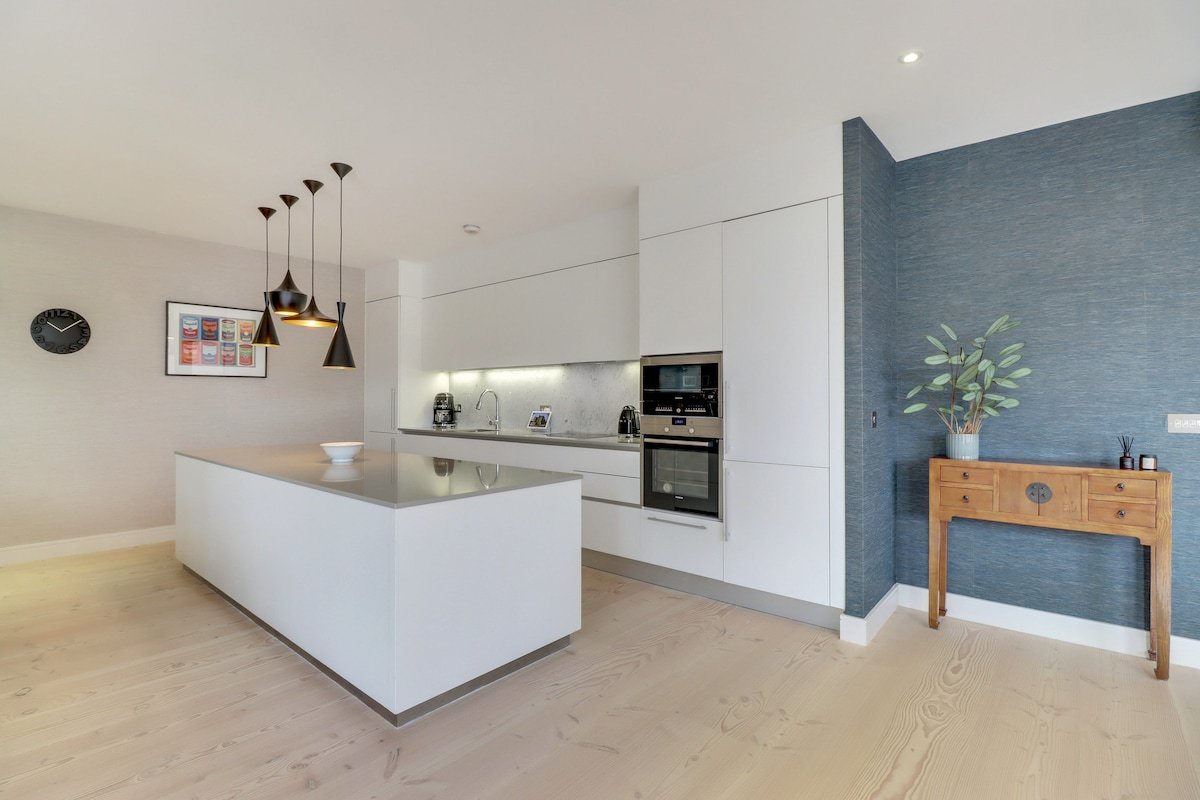 Premier Designer 2BR/2Bath Flat with 24H Concierge gallery image 4