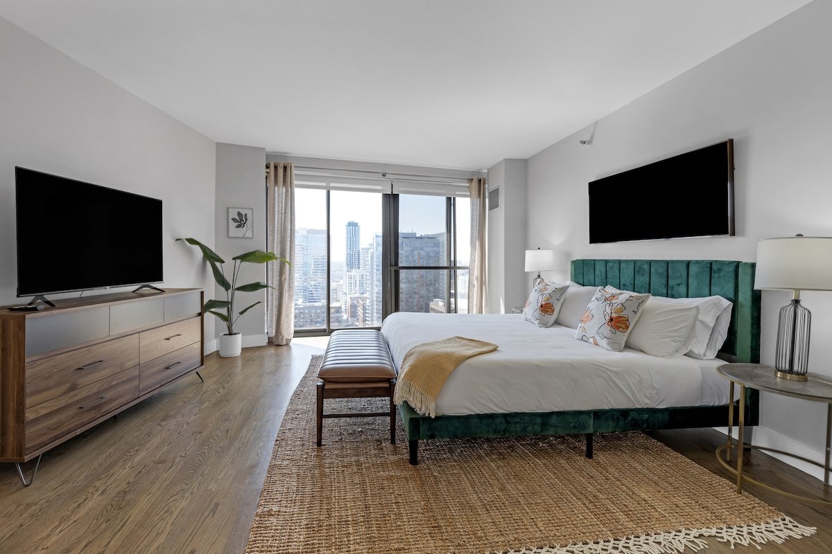 DTown Penthouse 2bd +Parking, Gym, Pvt Patio, Pool gallery image 3