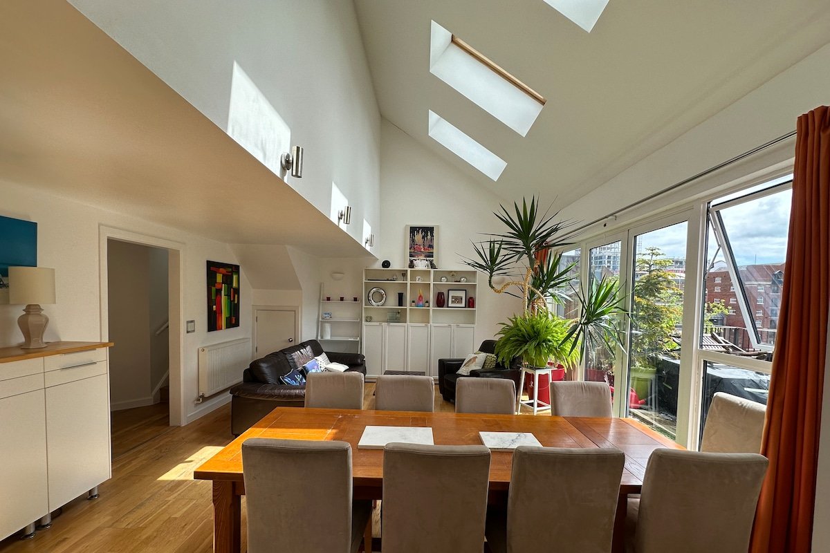 Huge 4 bedroom City Centre Penthouse + 2xParking gallery image 2