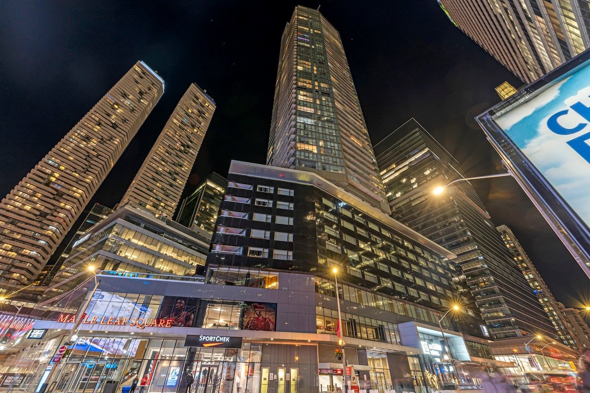 Luxury 2BR w/King Bed /Parking /82″ TV / CN Tower gallery image 3