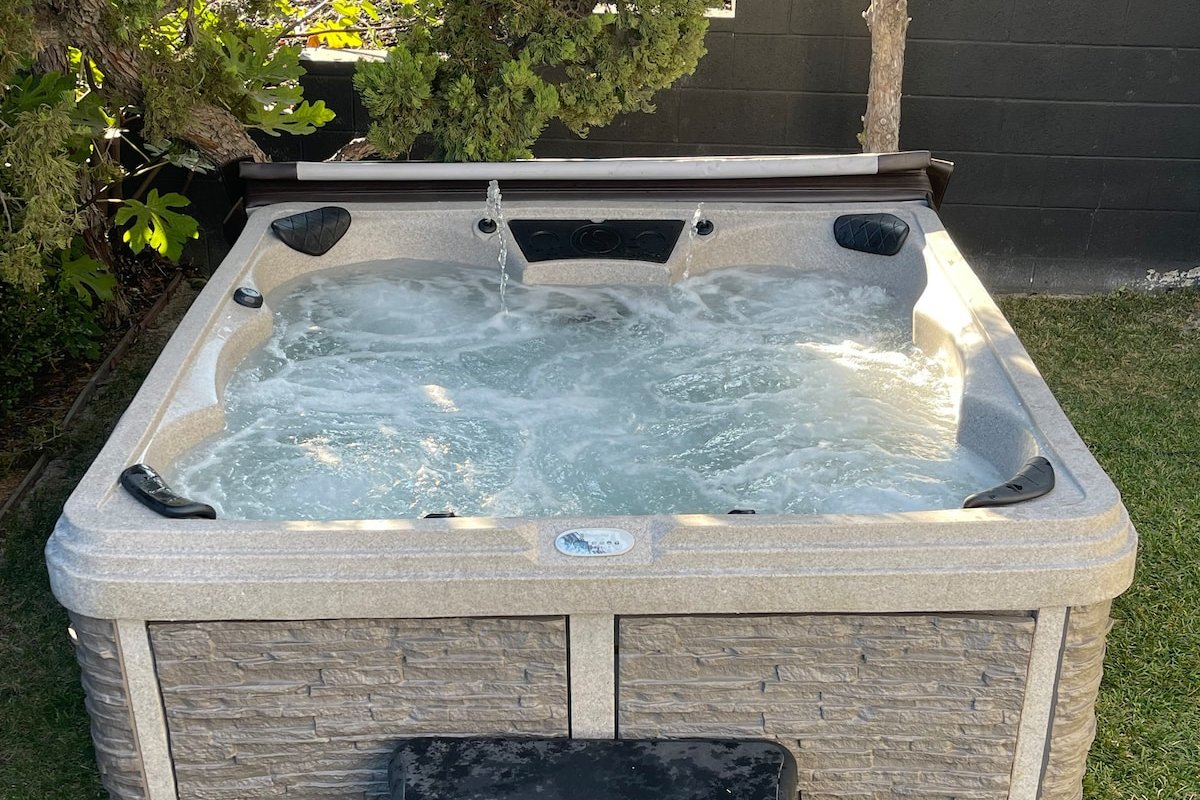 Large 6-bedroom house w/jacuzzi gallery image 4