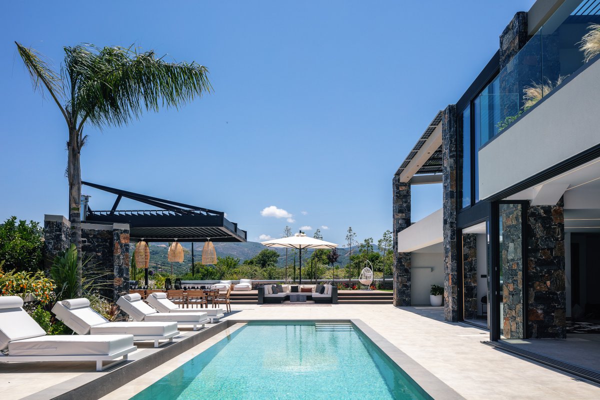 Elegant Villa in Lush Greenery with Pool Spa & Gym