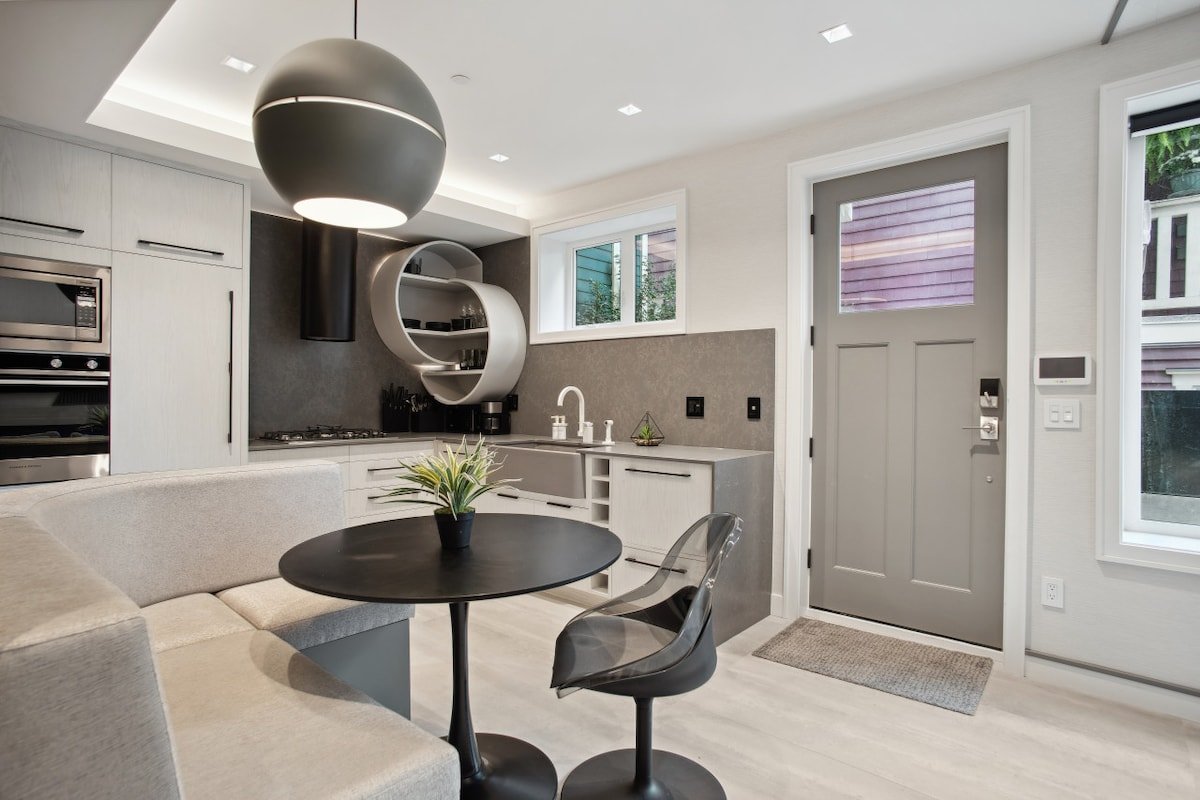 Luxury 2 Bedroom Downtown Beachside Unit gallery image 4