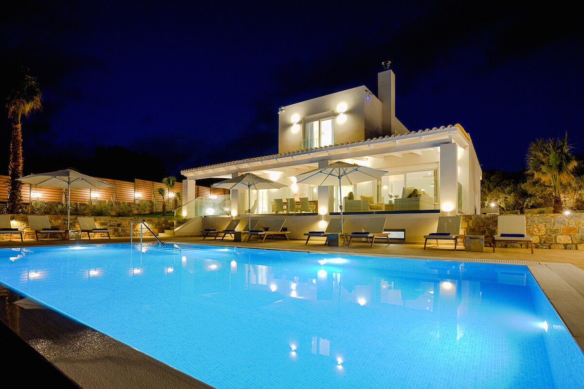 Villa Aquarius – 6 Bedrooms+ with heated pool gallery image 2