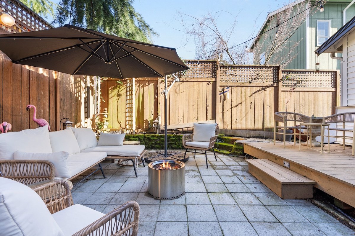 Urban Oasis with Cedar Hot Tub gallery image 2