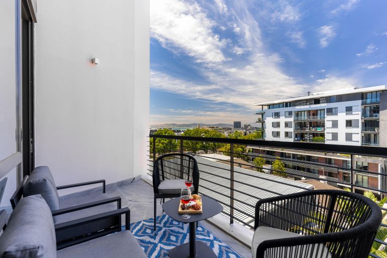 Urban Palette - Modern & Artistic Green Point Apt