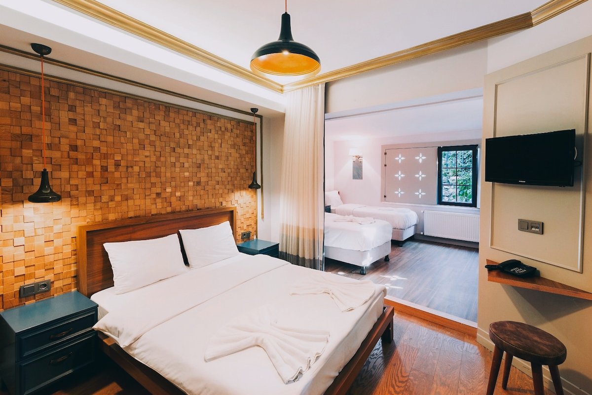 Oasis Adjacent Garden Suite – Central Old City gallery image 5