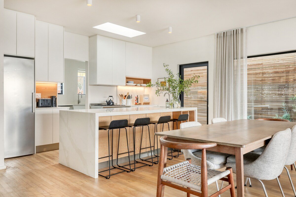 Natural Modern, 3 bed, Family home in Oranjezicht gallery image 3