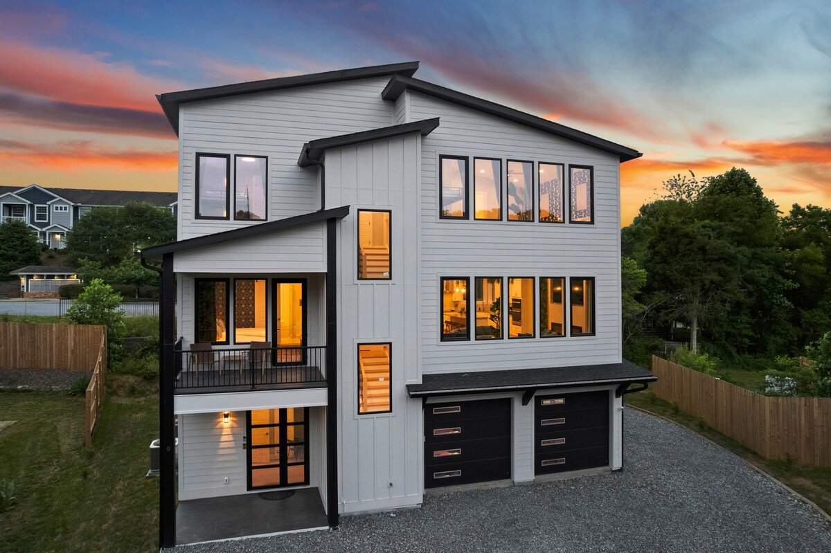 Aura | New | Lux | Unmatched Amenities | 10 to DT gallery image 3