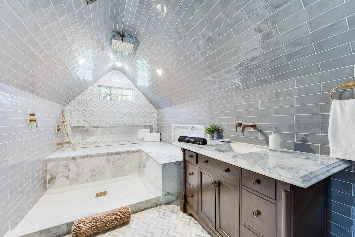 Elegant 3-Suite Retreat w/ Pool gallery image 3