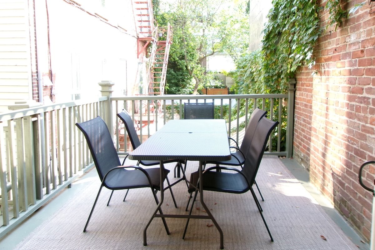 Georgian Home in Old Town (1500 sf) gallery image 5