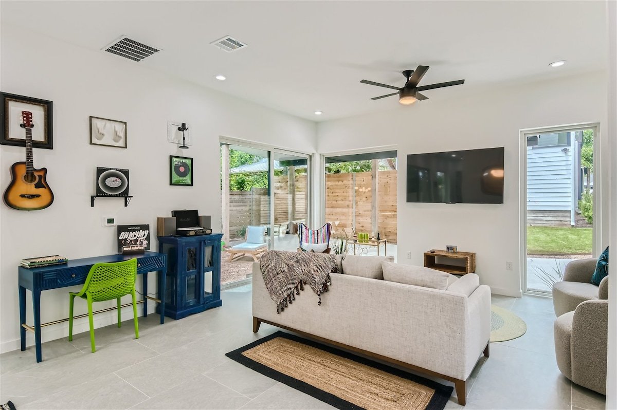 High-End 7 BDRM I Downtown Austin I Pool/Game Room gallery image 5