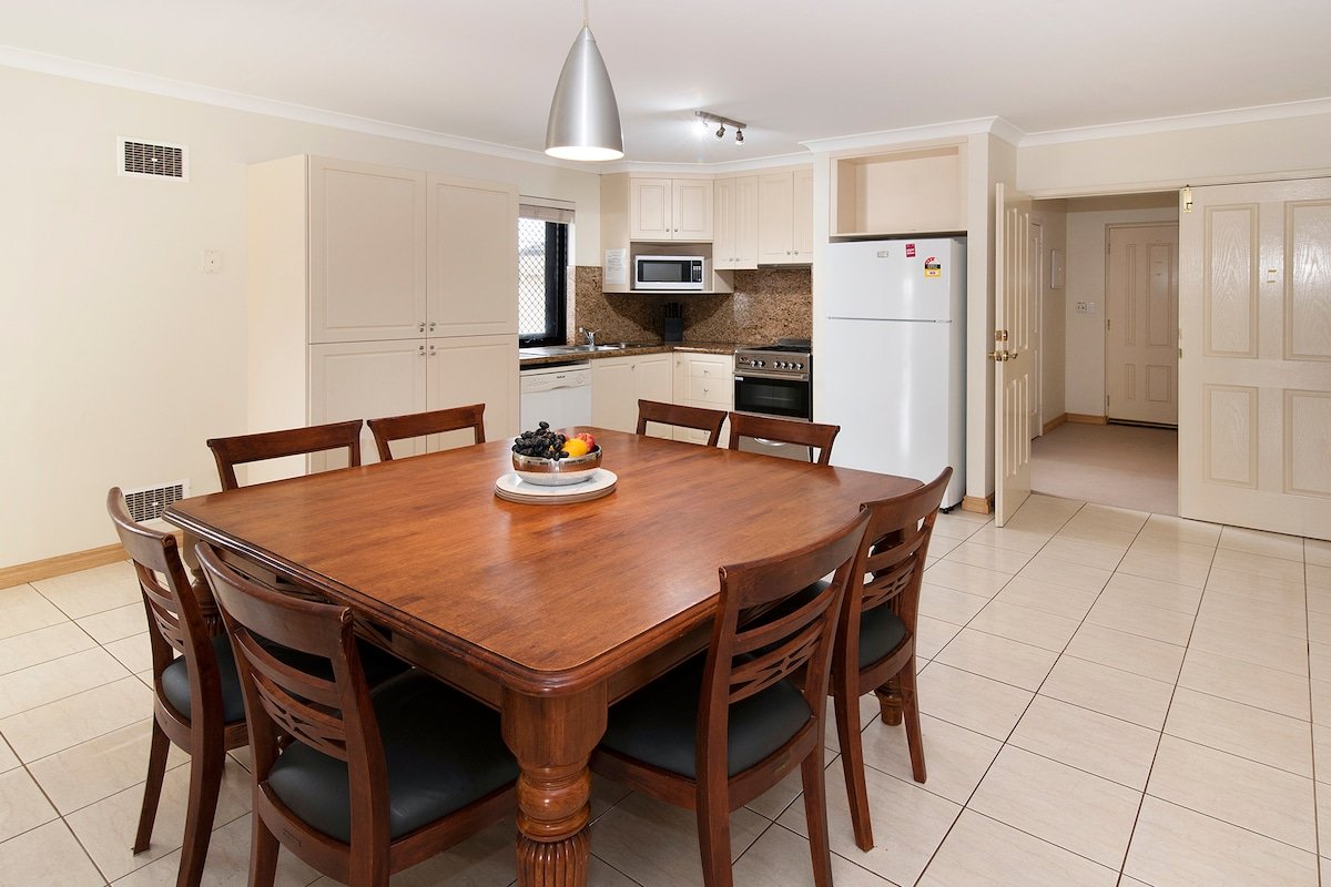 Canal Life – Private Pool and Tennis Court gallery image 5