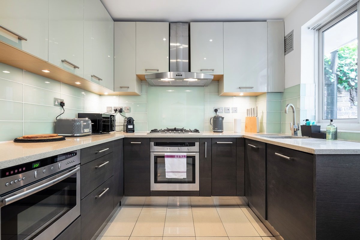 Rare 4bed Townhouse with Parking gallery image 4