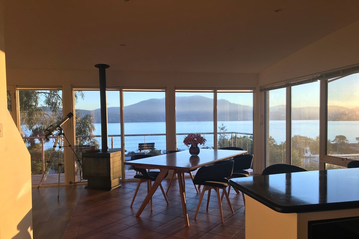 Home Away From Home with 180 Degree Hobart Views gallery image 5