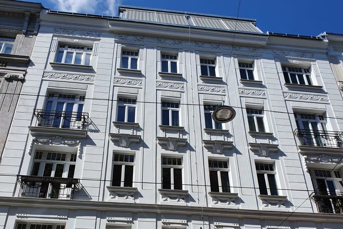 180m2 luxury rooftop in front of Hundertwasserhaus gallery image 4