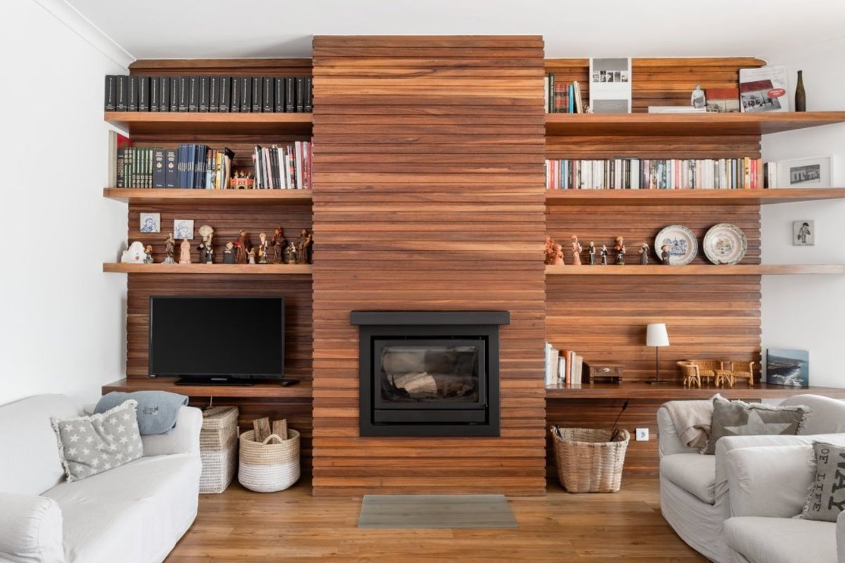 Relax on the sunny pool deck. Children friendly