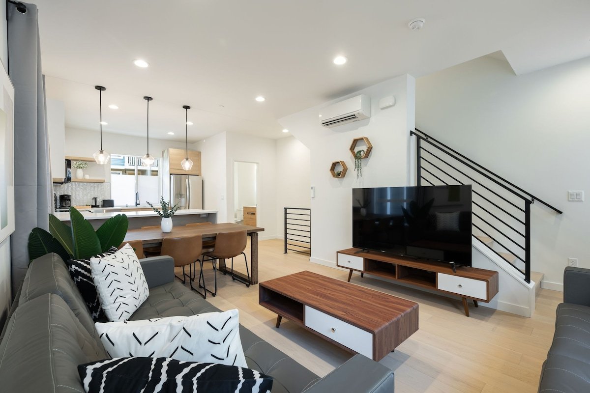 Walk to CapHill 4B2.5B Sleeps 8 w/Rooftop Deck gallery image 3