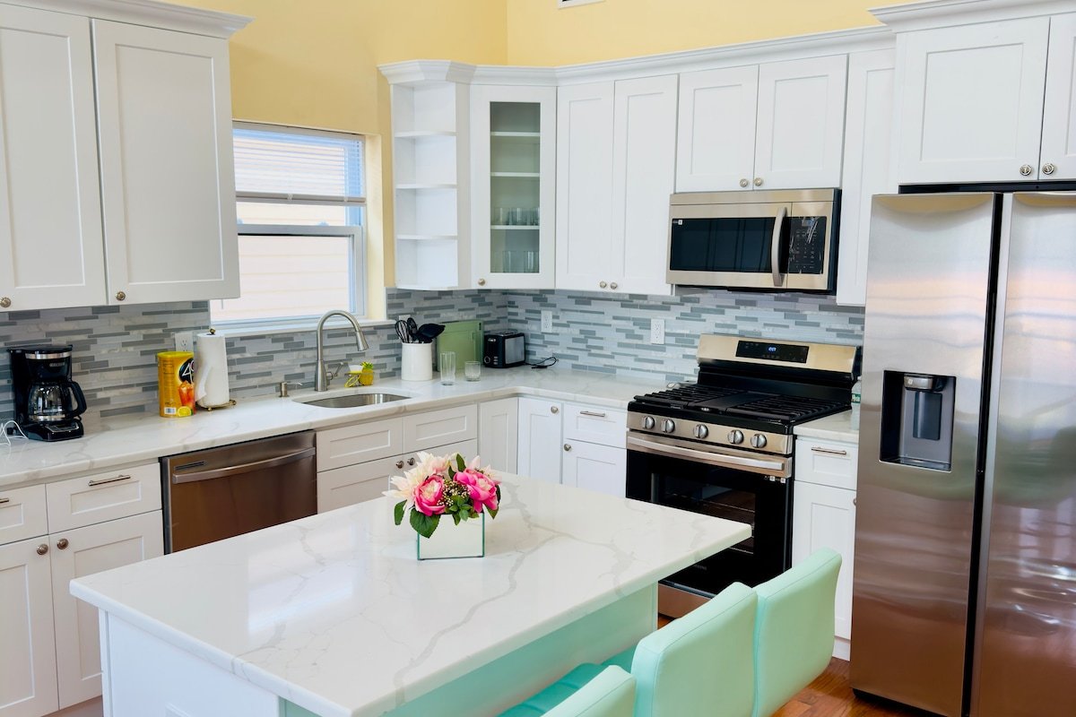 New! Bright & Spacious Apt | Prime Location gallery image 2