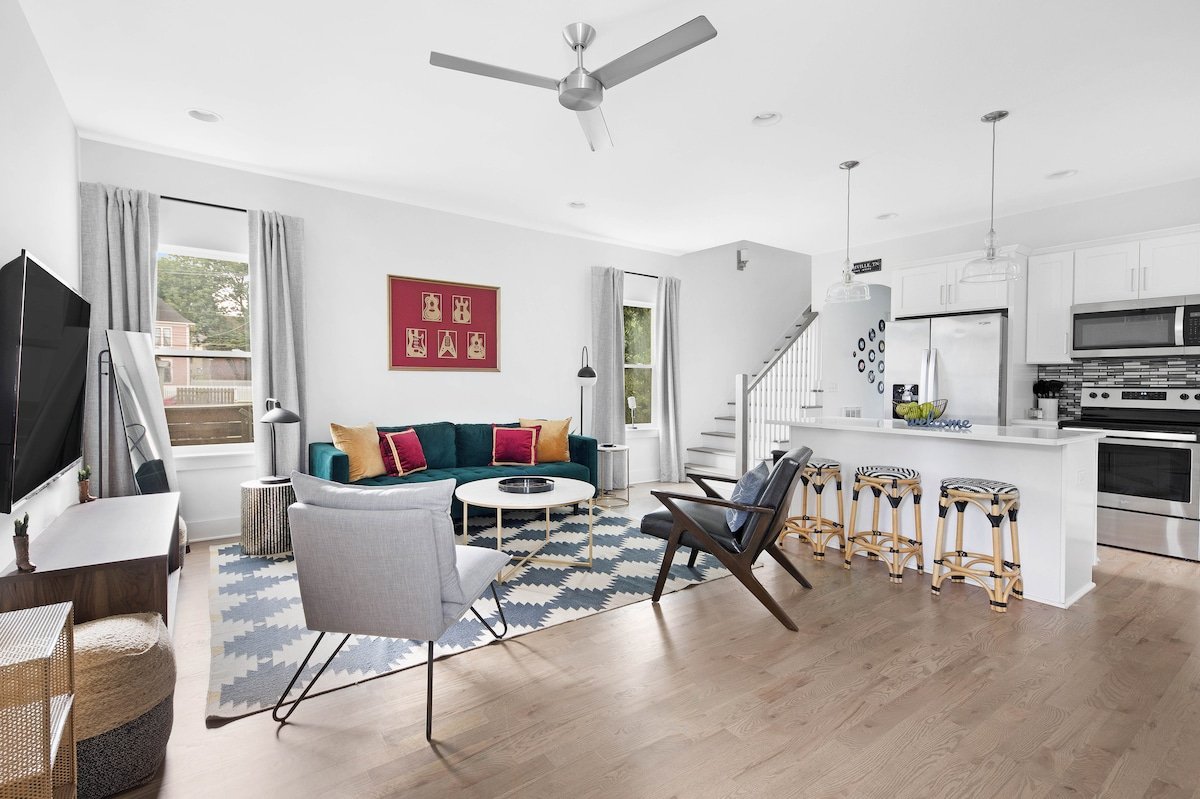 Chic Oasis 5 min to Broadway! No Bunks! 8 Q/K Beds gallery image 2