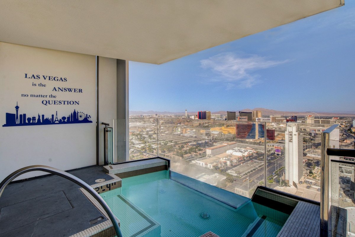 PH57 Palms Place Penthouse | Strip Views & Jacuzzi gallery image 3