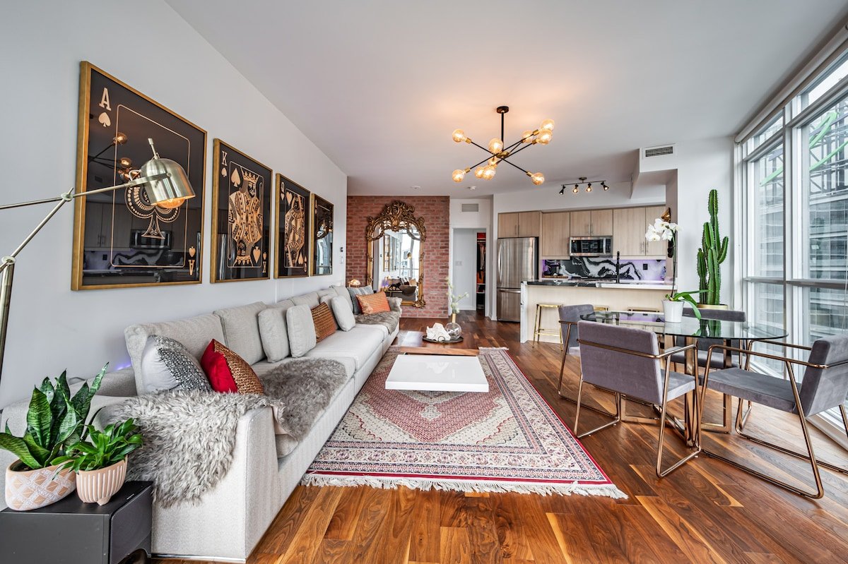 Presidential Loft – Stunning Water and City Views gallery image 4